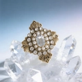 Détail de broche vintage en cristal et perles blanches sur un amas de quartz - Blanc
