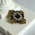 Broche vintage dorée avec pierre bleue rectangulaire et perles sur socle en pierre - Bleu encre