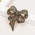 Lussuosa spilla a fiocco in oro vintage con strass multicolori e design floreale traforato - Colorato
