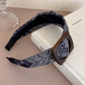 Detalle de diadema ancha azul marino con estampado paisley y hebilla cuadrada efecto madera - Azul Denim