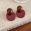 Detail van vintage oorbellen met bruine barnsteen kralen en donkerrode schijfjes - 27558A Rood Rond (27558A)