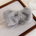 Pince à cheveux élégante en peluche grise en forme de nœud avec texture douce d'hiver - Gris