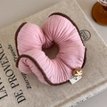 Detailopname van roze gebreide scrunchie met handgemaakt label en zeester decoratie - Roze Stijl (27577A)
