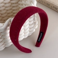 Primer plano detallado de la diadema de lana granate que muestra textura artesanal - Estilo Rojo (27562A)