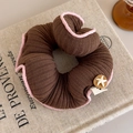 Macro detail van gebreide roze en bruine scrunchie met zeester en handgemaakt label - Koffie Stijl (27577B)