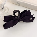 Détail de la pince à cheveux noeud en velours noir avec un petit coeur doré en métal - Noir