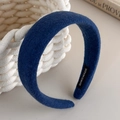 Detalle de diadema de lana azul marino con etiqueta hecha a mano sobre cesta de mimbre - Estilo Azul (27562C)