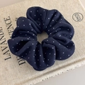 Detail van de donkerblauwe polka dot scrunchie met zachte stof en elastische structuur - Marineblauw
