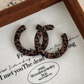 Primer plano de pendientes vintage en forma de C con estampado de leopardo y textura flocada - Estilo de Leopardo Flocado (27583)