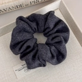Primer plano de un coletero de punto gris oscuro que muestra la textura de lana suave - Gris Negro (27576E)