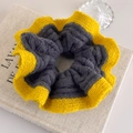 Detail van grijs en geel gebreide scrunchie met gehaakte golvende kanten textuur - Gele Rand