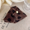 Dettaglio della pinza per capelli in peluche marrone a pois con fiocco e charm dorato - Caffè Scuro a Pois