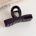 Vue détaillée d'une pince à cheveux marron chocolat brillante en forme de nœud - Style Nœud Solide (27614B)