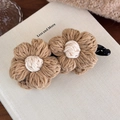 Dettaglio del fermaglio per capelli a fiori in maglia vintage marrone e bianco crema - Caffè Chiaro