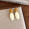 Detailopname van retro kleurblok hars druppeloorbellen in een houten dienblad - 4.5cmx1.5cm / Beige Ovaal (27625A)