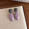 Detailweergave van tweekleurige hars oorbellen op een minimalistische linnen display - 4.5cmx1.5cm / Paars Ovaal (27625B)