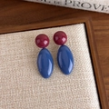 Detailweergave van retro hars oorbellen met bordeauxrood en blauw kleurblokkerend ontwerp - 4.5cmx1.5cm / Blauw Ovaal (27625C)