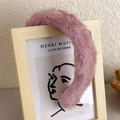 Vue détaillée du serre-tête rose en fausse fourrure douce sur cadre en bois minimaliste - Rose