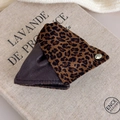 Detail der Haarklammer mit Leopardenmuster und Kunstleder sowie goldenem Metallemblem - Dunkelbraun Leoparden-Patchwork