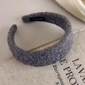 Detail eines dunkelgrauen Lammfell Stirnbandes mit Handmade Label und Textur - Grau