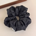 Detalle de coletero gris oscuro con estampado paisley y etiqueta de marca tejida - Negro