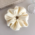 Detalle del coletero de felpa crema con textura suave y pliegues de terciopelo ondulado - Estilo Beige (26093A)