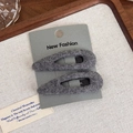 Gros plan détaillé de barrettes à cheveux en laine gris foncé sur carte New Fashion - Gris Ensemble de 2 Pièces (27647D)