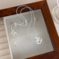 Detalle de collar con colgante de caballito de madera en forro de caja de joyas - Colgante de Plata