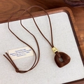 Detail van een vintage bruine fluwelen geometrische hanger met een gouden metalen kraal - Onregelmatige Trapezium Stijl (27698B)