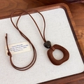 Detail van de bruine fluwelen hanger ketting met geometrische ring en leren koord voor dames - Onregelmatige Vierkante Stijl (27698D)