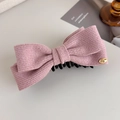 Dettaglio del fermaglio a fiocco in maglia rosa con targhetta dorata love incisa - Stile Rosa (27708B)