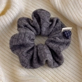 Dettaglio dell'elastico in maglia grigio scuro con cuore a quadri blu e mini etichetta - Grigio
