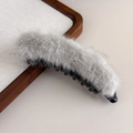 Gros plan d'une grande pince banane en peluche grise avec fausse fourrure et dents noires - Gris