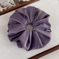 Détail d'un chouchou en velours côtelé violet foncé avec texture côtelée douce et élégante - Violet