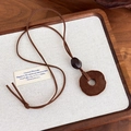 Retro bruine fluwelen ring ketting met houten kralen en suède koord voor dames luxe - Onregelmatige Ronde Stijl (27698C)