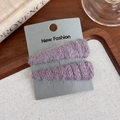 Dettaglio di due fermagli per capelli in peluche viola a triangolo su cartoncino - Viola (27652B)