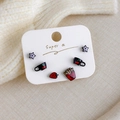 Vue macro de l'ensemble de 6 mini boucles d'oreilles avec étoiles, cerises et frites - Collection Fraise Frites Assorties