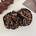 Dettaglio dell'elastico scrunchie maculato con volant multistrato in chiffon leggero - Leopardo Scuro