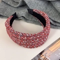 Detail eines roten Tweed-Haarreifens mit Goldfäden und elegantem Knotendesign - Roter Mehrfarbiger Stil