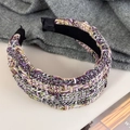 Detailopname van elegante paars-groene tweed haarband met hoogwaardige geweven textuur - Paarse Veelkleurige Stijl