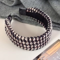 Nahaufnahme der mehrfarbigen Tweed-Stirnbandstruktur mit schwarzem Futterdetail - Schwarz-Weißer Stil