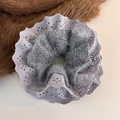Detailopname van grijze mohair gebreide haarscrunchie met verfijnd kanten borduurwerk - Grijs