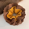 Detail van een retro scrunchie van bruin kant en geel breiwerk met bloemmotieven - Oranje