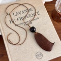 Collana vintage con ciondolo in frutto naturale e corda intrecciata marrone su uno sfondo - Ciondolo a Forma di Foglia Marrone (Stile Principale)