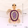Vista detallada de un broche de tortuga de cristal con diamantes de imitación - Morado