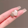 Elegante hartvormige speld met witte parelmoer en kristallen pavé op goudkleurig metaal - Dubbel Hart Overlappende Stijl (X105920)
