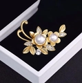 Elegante goldene Blumenbrosche mit weißen Perlen und Kristallen auf Schmuckschatulle - Goldener Blumenstil (X0747)