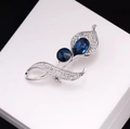 Broche élégante en lys calla avec cristaux bleu profond et strass brillants en boîte - Style Arum (X0748) / Base Argentée avec Pierres Bleu Foncé