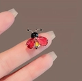 Charmante rote Kristall-Bienenbrosche mit goldenen Akzenten und Edelsteinflügeln - Rosenrot
