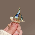 Elegante broche de velero dorado con velas de nácar, perla e incrustación de circón - Velero Dorado (X0779)